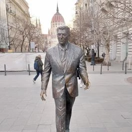 Ronald Reagan szobra Budapest - Külső kép