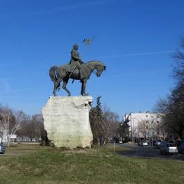 Szent István-lovasszobor Makó - Külső kép