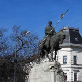 Szent István-lovasszobor Makó - Külső kép