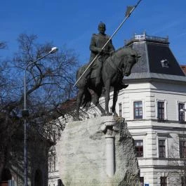 Szent István-lovasszobor Makó - Külső kép