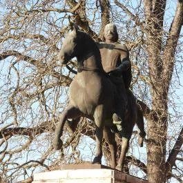 Szent István lovasszobra Győr - Külső kép