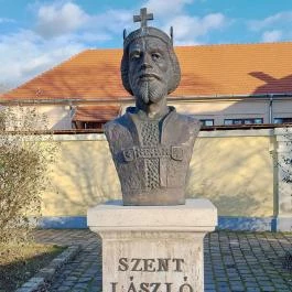 Szent László mellszobra Szob - Külső kép