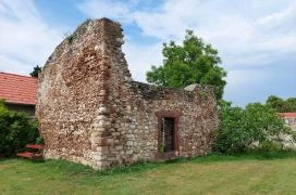 Szent Miklós templomrom Csopak