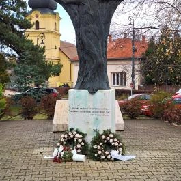 Világháborús emlékmű Nyíradony - Külső kép