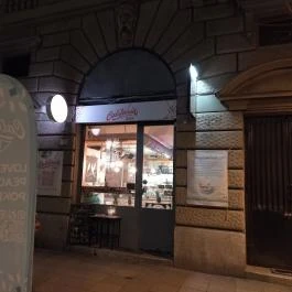 California Poké Bar Opera Budapest - Külső kép