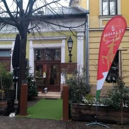 Mihályi Patisserie Vác - Külső kép