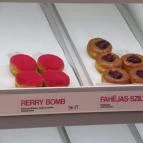 F nk v r s ruh ban v lem nyek a The Donut Library Karinthy