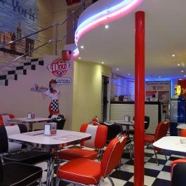 WOW American Retro Diner Budapest - Külső kép