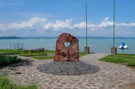 Balaton szíve szobor Zamárdi